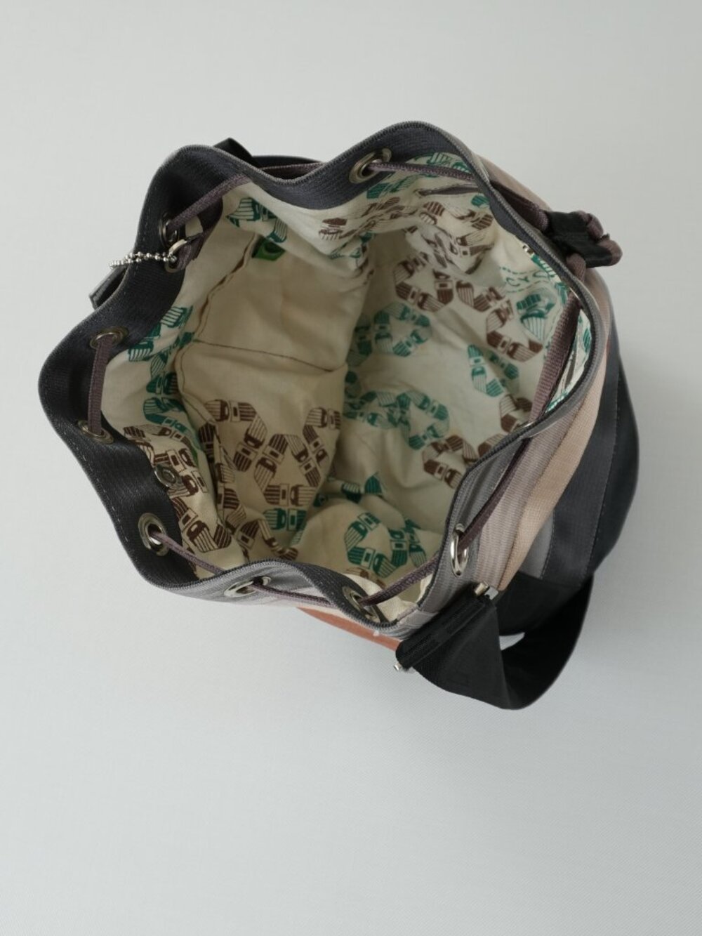 HARVEYS Large Metallic Striped Seatbelt Drawstring Bucket Bag Made in USA - Picture 7 of 14